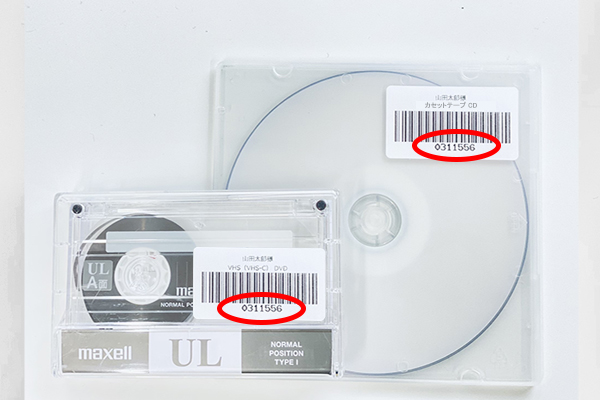 テープとCDに番号付きのラベル