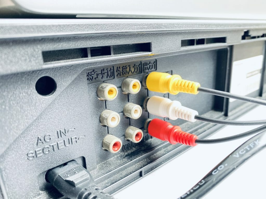 ビデオデッキの出力に、RCAケーブルの赤、白、黄、それぞれ接続します。