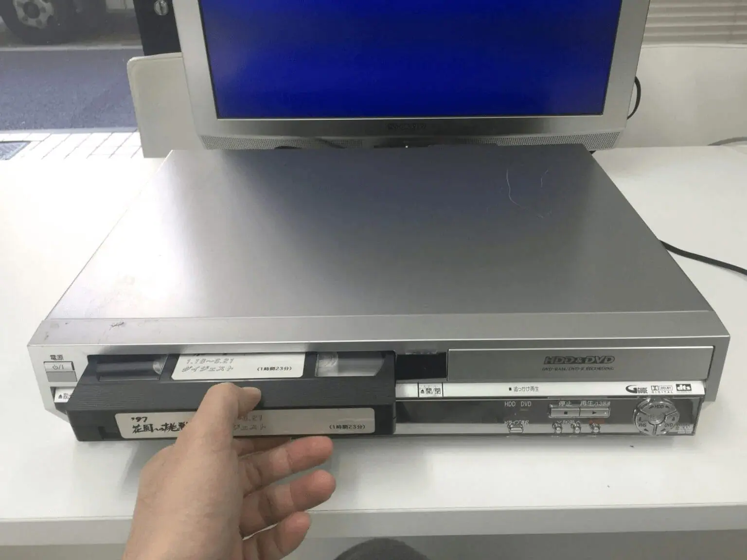 VHSビデオテープを自分でDVDにダビングする（焼く）方法は？便利な機器も紹介