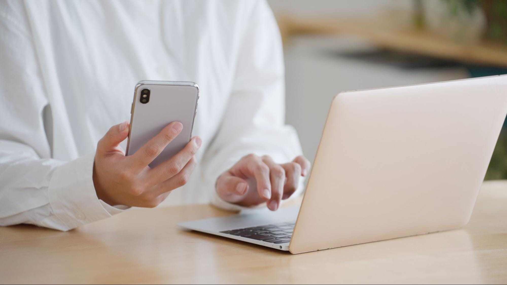 スマホとパソコンを操作する人
