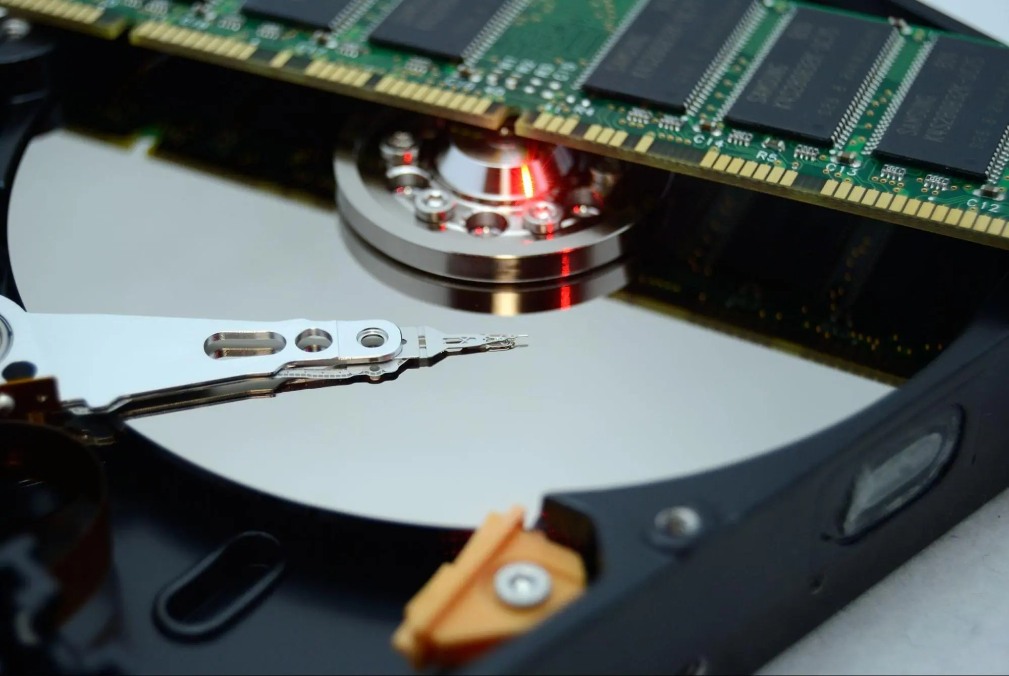 レーザーディスクとは？概要や歴史、データやDVDでダビングする方法も解説